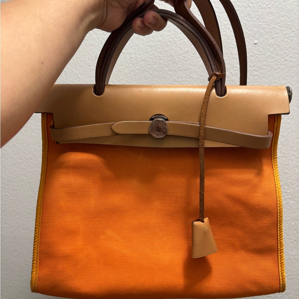 Sold on IG

Hermes Orange Vache Hunter toile Herbag Zip